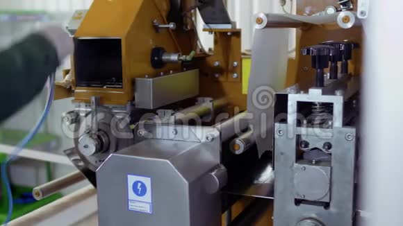 工人在工厂用吸尘器清洁机器视频的预览图