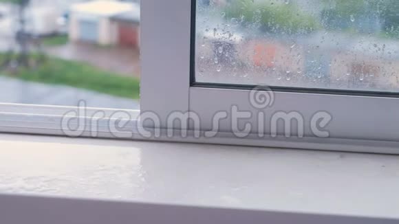 湿漉漉的窗台在雨中随着窗户打开特写视频的预览图