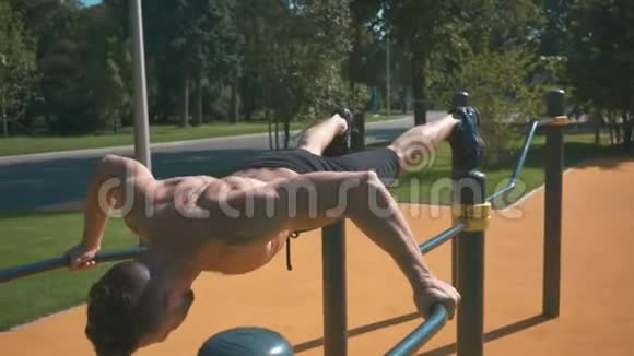 肌肉运动员在户外健身房锻炼视频的预览图