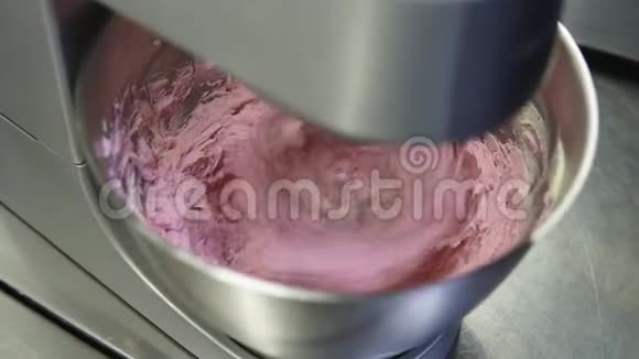 制作紫色奶油蛋糕的过程在搅拌机中混合奶油以获得美味的奶油盖视频的预览图