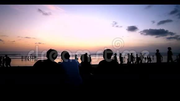 在海滩欣赏日落视频的预览图