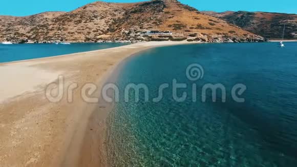 地中海爱琴海和沙质海岸线的清澈海水视频的预览图