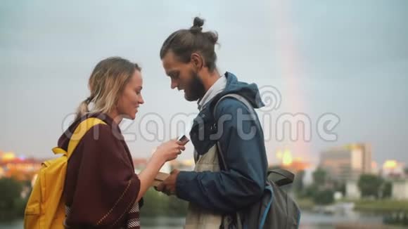 快乐的一对夫妇在外面玩棋盘游戏美丽的男人和女人从卡片上阅读任务微笑视频的预览图