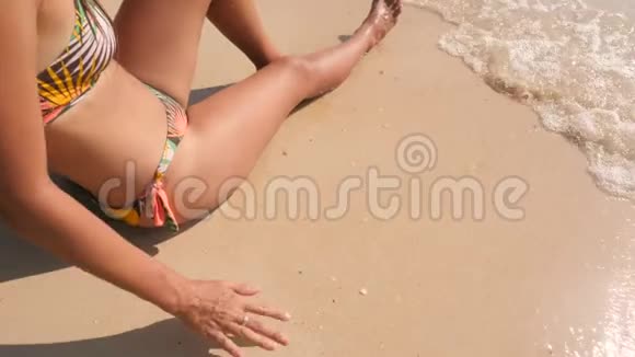 女N比基尼泳装在泰国热带海岛海滩白沙上画心4K慢动作视频的预览图
