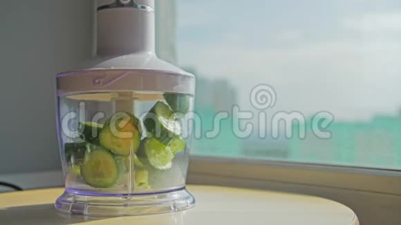 黄瓜被磨碎在搅拌机周围飞行视频的预览图