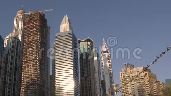 商人们手握铁锁背景是摩天大楼视频的预览图