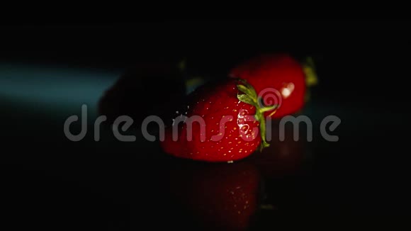 黑色背景下的草莓浆果高清高清视频的预览图