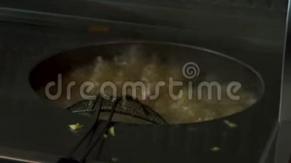 快餐厨房准备土豆油炸4k镜头关闭视频的预览图