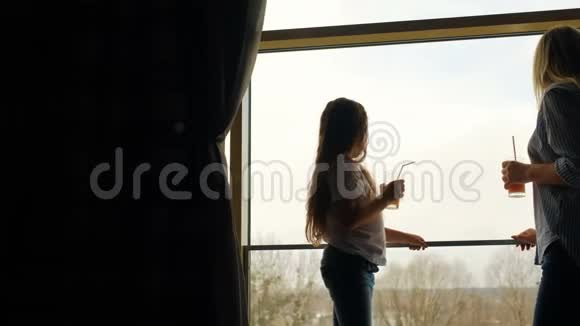 母女沟通休闲家园窗口视频的预览图