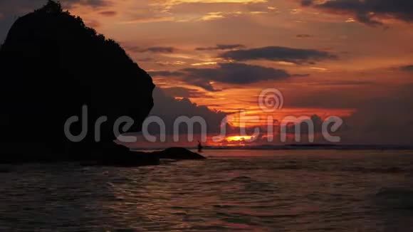 印度尼西亚巴厘岛2018年1月10日热带悬崖日落时间推移视频的预览图