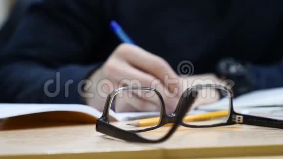 男性手握笔在纸上写东西商业概念视频的预览图
