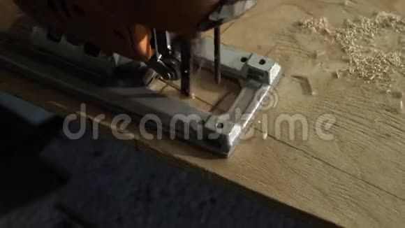 一个男性木匠的手雕刻一块胶合板视频的预览图