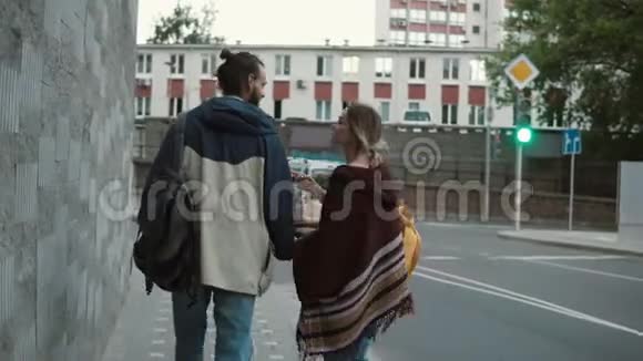 年轻的时髦夫妇在城里散步和交谈漂亮的男人和女人靠近马路视频的预览图