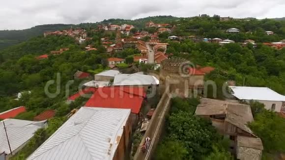 格鲁吉亚锡格纳吉镇中世纪堡垒和房屋的空中全景视频的预览图