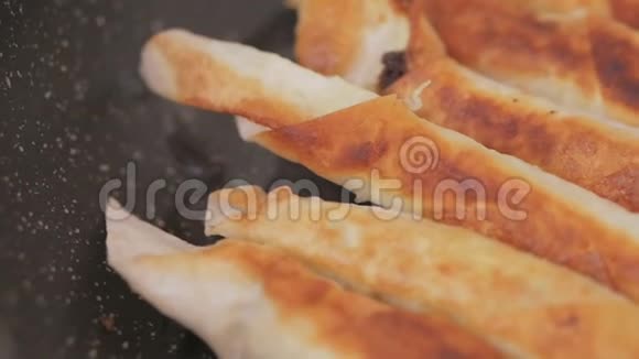 准备土耳其民族菜肴西加拉伯尔吉用油煎锅煎的面团视频的预览图