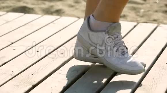 女人的脚在海滩上奔跑视频的预览图