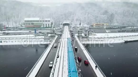 城市火车穿过大桥到隧道冬天火车横渡河城市火车大桥视频的预览图