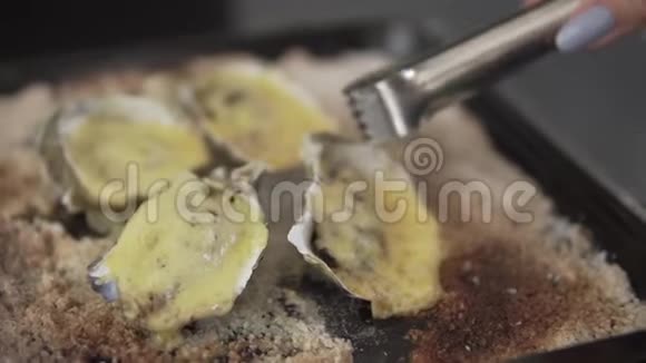 健康的海鲜从烤箱里端上带有奶酪的开放式牡蛎视频的预览图