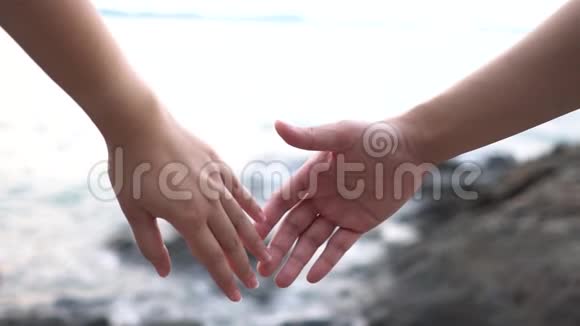慢动作情侣男女携手沙滩感受温暖浪漫和爱作为背景情人节概念视频的预览图