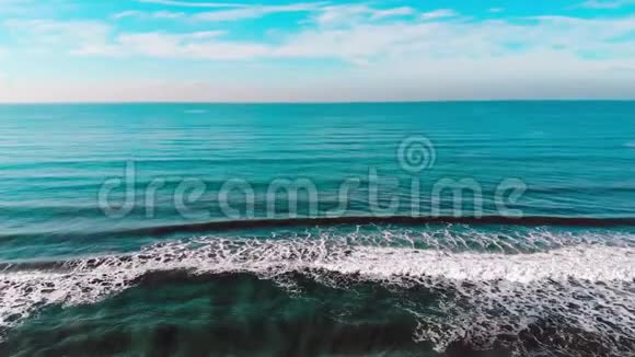航空无人机海浪与大泡沫冲浪点意大利海滩的维亚雷吉欧早晨托斯卡纳维西莉亚视频的预览图
