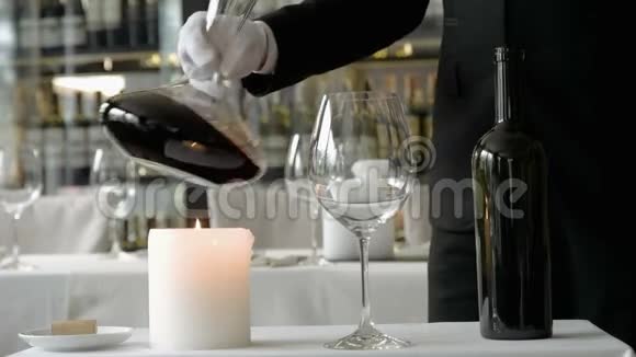侍酒师用酒壶搅拌红酒特写视频的预览图