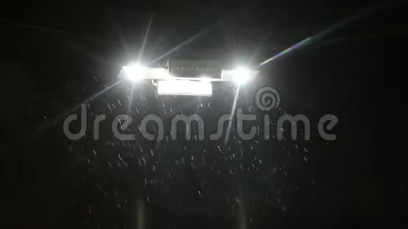 行人交通灯夜间闪烁视频的预览图