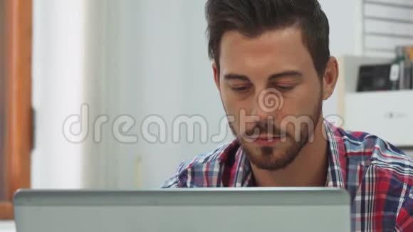 一个严肃的人在电脑上的键盘上打东西视频的预览图
