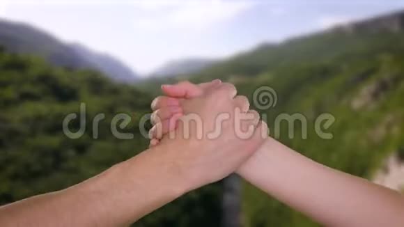 与森林中的山河友谊握手视频的预览图