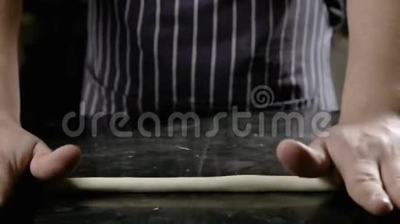 厨师用面团准备传统面条视频的预览图