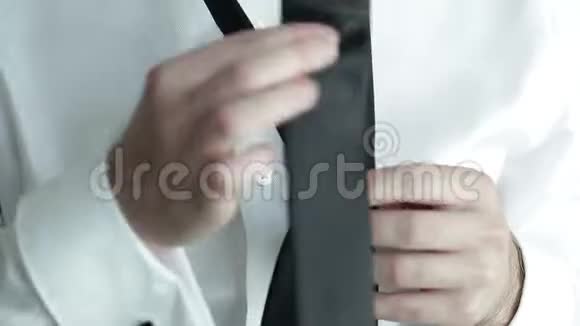 人伸直领带视频的预览图