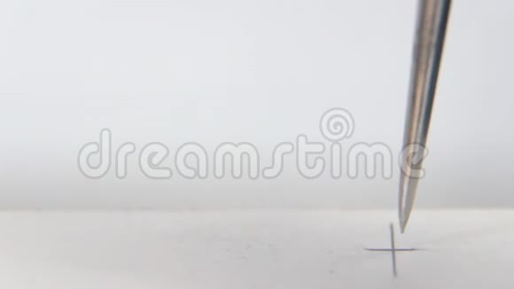 DIY家居木制家具这位家具大师在一个白色的刨花板上刺穿了一个光圈宏观的特写镜头视频的预览图