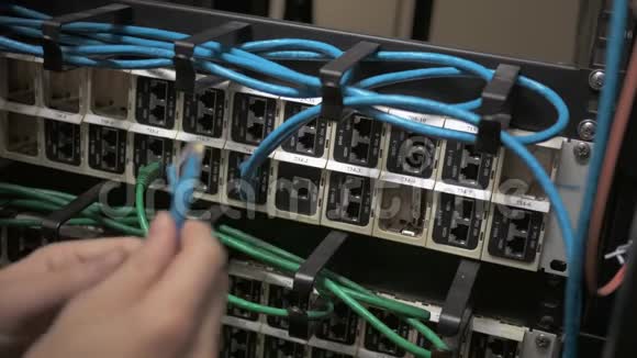 IT工程师将电缆插入交叉面板视频的预览图