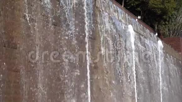 瀑布和砖墙视频的预览图