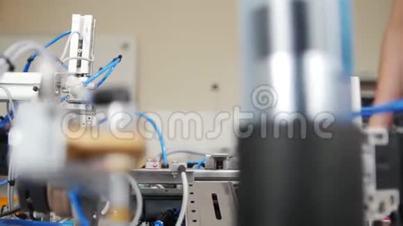 自动化机械小型工厂视频的预览图