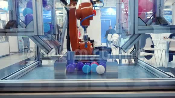 机器人机器的特写手工重新定位小塑料五彩球媒体不同的工作机器人集合视频的预览图
