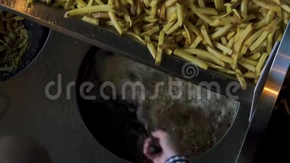 快餐厨房准备用油煎土豆4K镜头视频的预览图