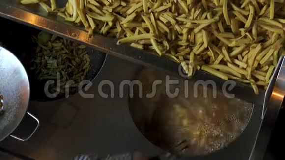 快餐厨房准备用油煎土豆4K镜头视频的预览图