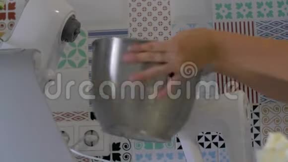 糕点厨师把奶油倒入搅拌机视频的预览图