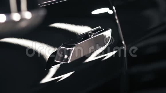 镀铬镀铬门把手的镜头拉出然后回到一辆新的黑色汽车的门口视频的预览图