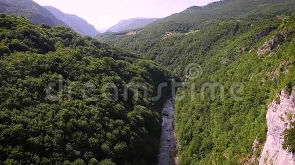 男人和女人用手互相帮助背景是森林的群山视频的预览图