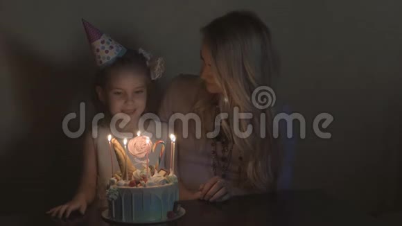 孩子们生日聚会给小生日女孩的生日蛋糕家庭庆祝概念视频的预览图