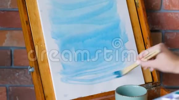 艺术家灵感画架蓝色水彩视频的预览图