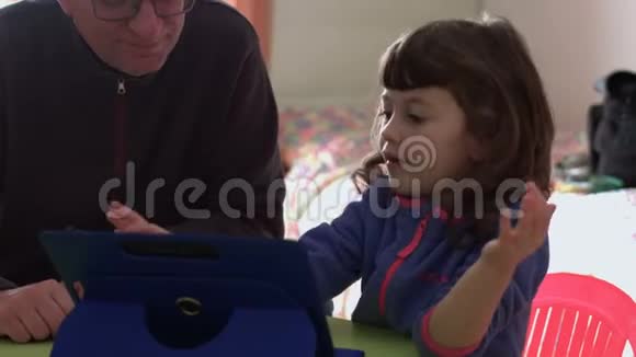 孩子在平板电脑上玩跟爸爸SF开玩笑视频的预览图