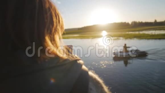 在船上给留胡子的男人拍照的女孩阳光明媚的夏天在湖边高清慢镜头视频的预览图