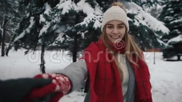 在雪林里跟着我快乐的女孩视频的预览图