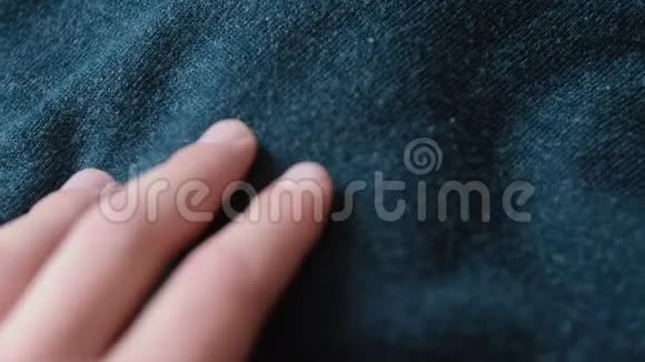 在一家纺织品商店里男人摸着一种光滑的蓝色丙烯酸织物视频的预览图