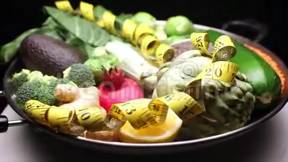 纯素清洁饮食和生食用银锅中的调味品视频的预览图