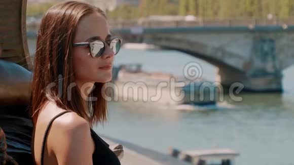法国女孩在巴黎塞纳河享受阳光明媚的一天视频的预览图