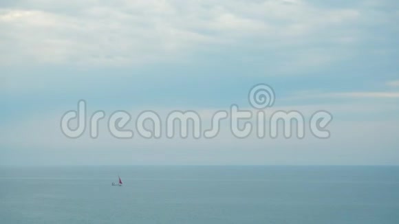 一艘带红帆的帆船视频的预览图