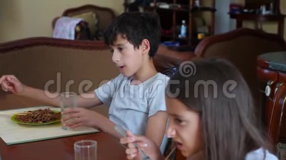 小女孩不情愿地用叉子吃荞麦面这孩子拒绝吃饭4慢镜头拍摄视频的预览图